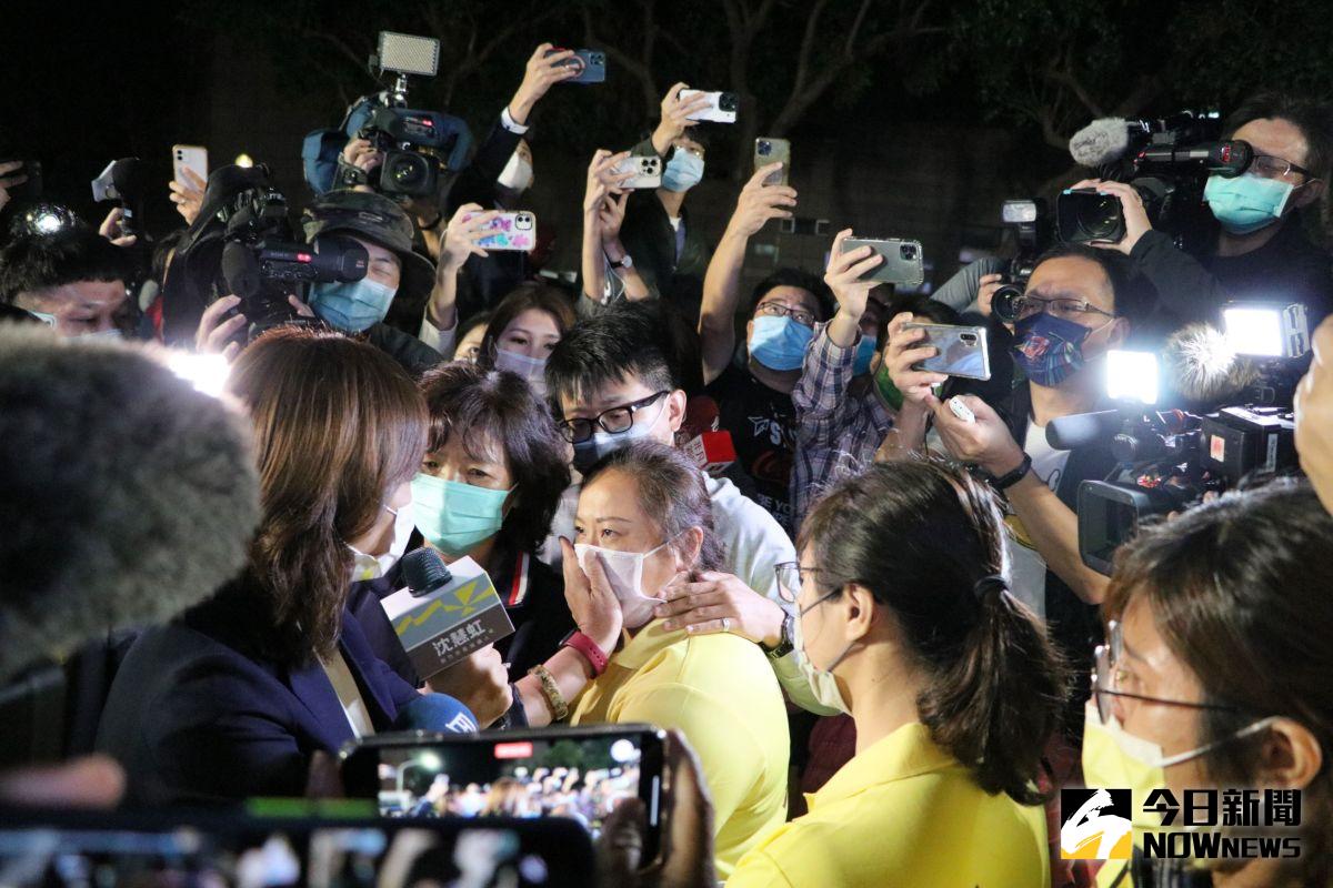 ▲民進黨新竹市長候選人沈慧虹7時許自行宣布敗選，場外支持者情緒激動，怒批選舉結果對沈不公平。（圖／記者許若茵攝，2022.11.26）