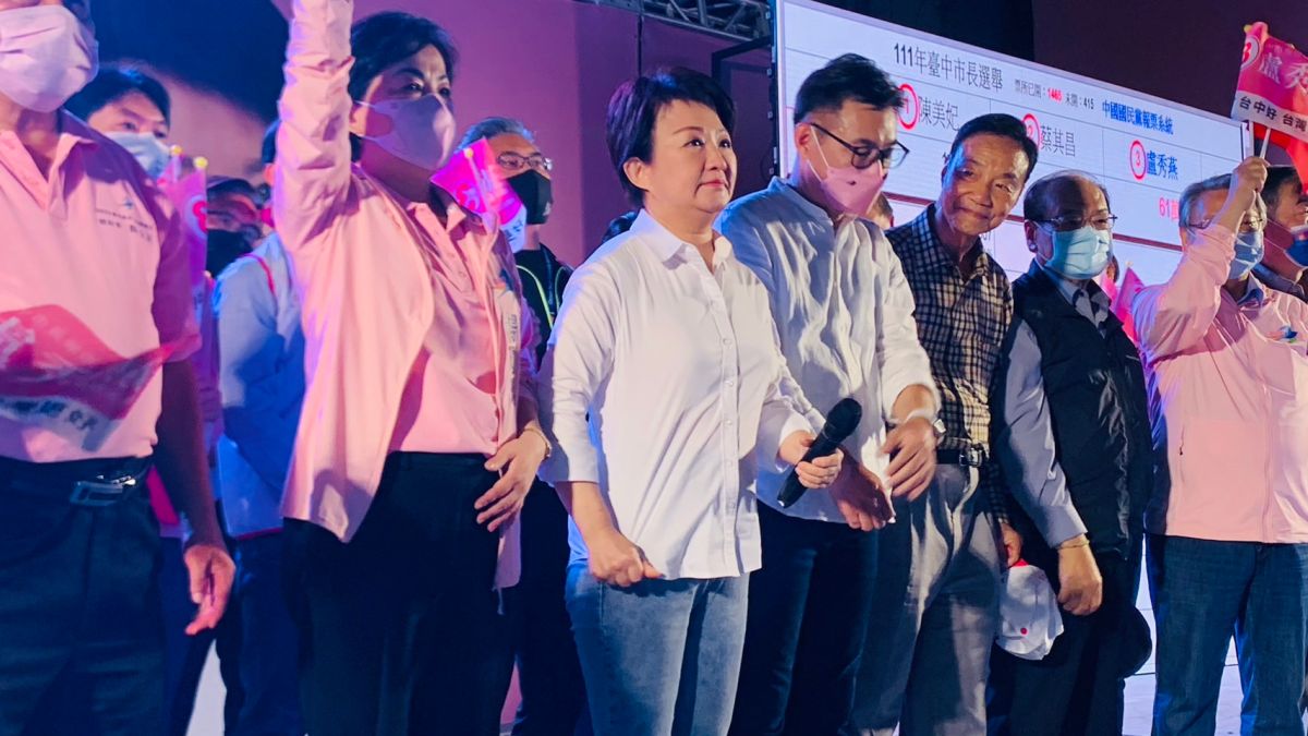 ▲盧秀燕順利連任上台謝票，激動得又哭又笑。（圖／記者顏幸如攝，2022.11.26）