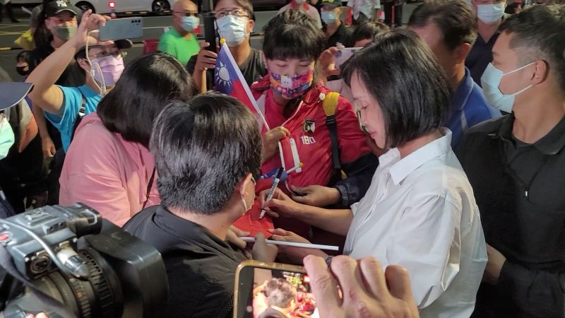 ▲雖然選戰不盡理想,但還是有許多支持民眾紛紛跑來跟柯志恩要簽名。(圖/吳宗軒攝)