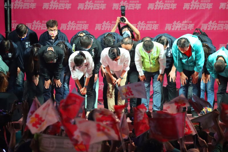▲陳其邁鞠躬感謝高雄市民的支持。（圖／記者鄭婷襄攝，2022.11.26）