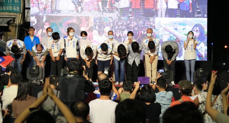 ▲柯志恩指出,高雄跟其他縣市不一樣,這四年來承受了霸韓補選還有公投,相對於屏東跟台南等其他縣市來說相對更艱困,因為要背負非常多縣市沒有的經歷,所以我個人覺得說,我們就是努力把他打好。(圖/吳宗軒攝)