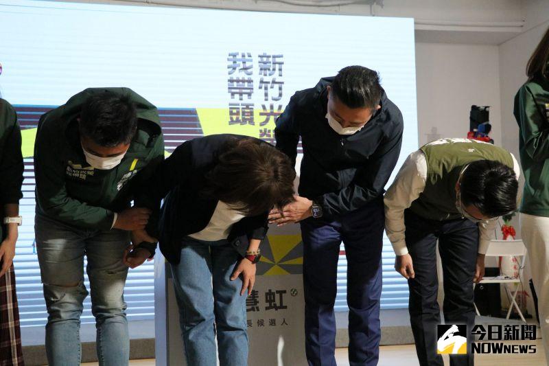 ▲民進黨新竹市長候選人沈慧虹晚間7時許攜新竹市長林智堅、民進黨新竹市議員候選人於競選總部發表談話、鞠躬致謝。（圖／記者許若茵攝，2022.11.26）