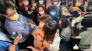 ▲落選的台北市長候選人黃珊珊26日走下舞台後，逐一向支持者擁抱致謝。（圖／記者林調遜攝，2022.11.26）