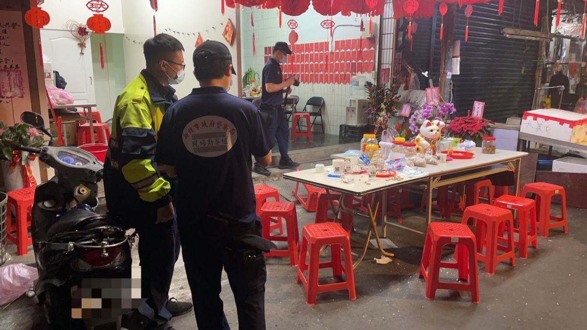 ▲青翠里長候選人楊信昱跟親友一同在競選總部等待開票結果，竟突然出現3名惡煞，分持棍棒毆打楊男等5人。（圖／翻攝畫面）