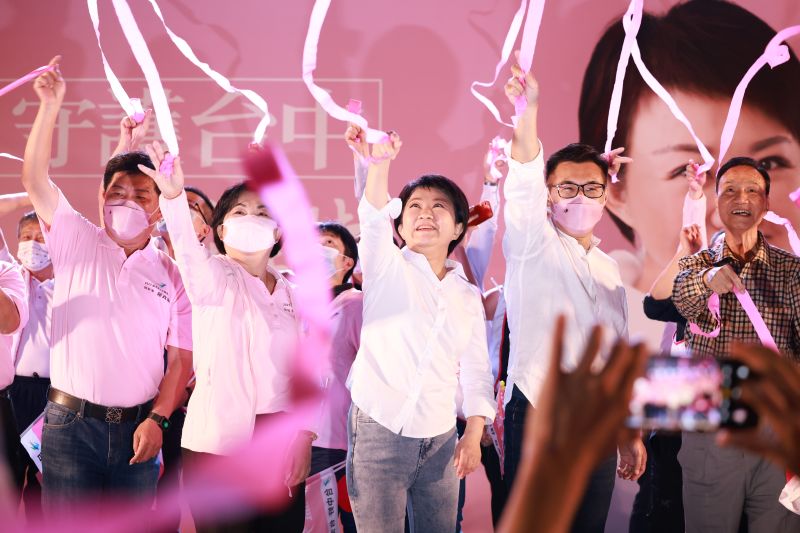 ▲盧秀燕大勝蔡其昌，競選總部氣氛歡騰。（圖／盧秀燕競總提供，2022.11.26）