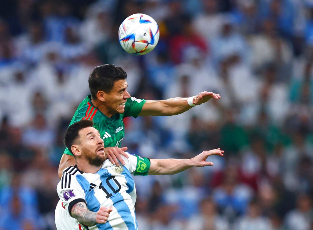 ▲梅西(Lionel Messi)和對方拚搶球權。（圖／美聯社／達志影像）