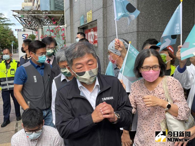 ▲陳時中出發謝票前,仍有不少支持者到場力挺。(圖/記者黃宣尹攝,2022.11.27)