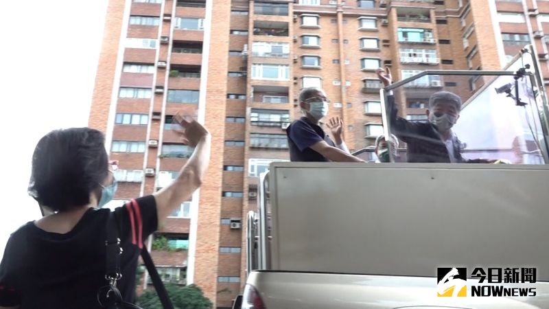 ▲陳時中今日展開謝票行程,支持者熱情揮手,表達不捨。(圖/記者朱永強攝,2022.11.27)
