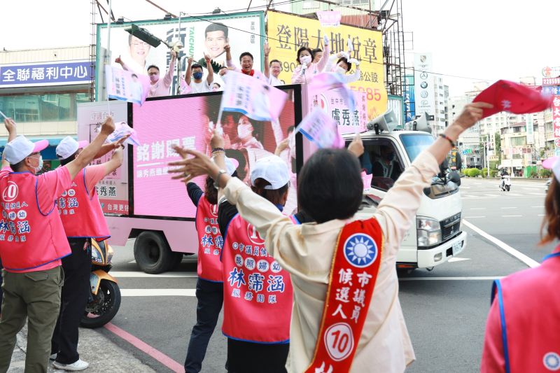 ▲盧秀燕車隊謝票經過市議員競辦,當選的新科市議員開心的衝出來揮手。(圖/盧秀燕競總提供,2022.11.27)