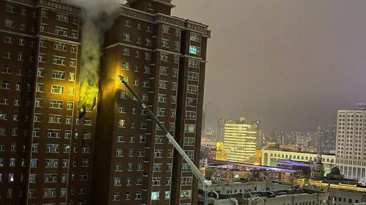 ▲新疆烏魯木齊市10死9傷的大火慘劇發酵成示威抗議，當局緊急宣布逐步解封。（圖／翻攝自微博）