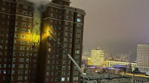 ▲新疆烏魯木齊市1棟住宅大樓,24日晚間發生大火,造成10死9傷的慘劇。(圖/翻攝自微博) ▲新疆烏魯木齊市1棟住宅大樓,24日晚間發生大火,造成10死9傷的慘劇。(圖/翻攝自微博)
