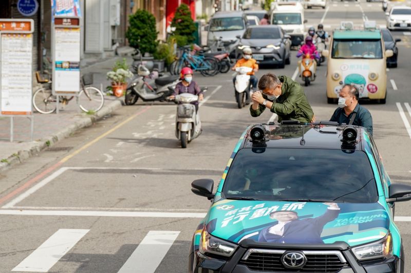 ▲蔡其昌車隊謝票,沿途向民眾拱手致謝。(圖/蔡其昌競總提供,2022.11.27)