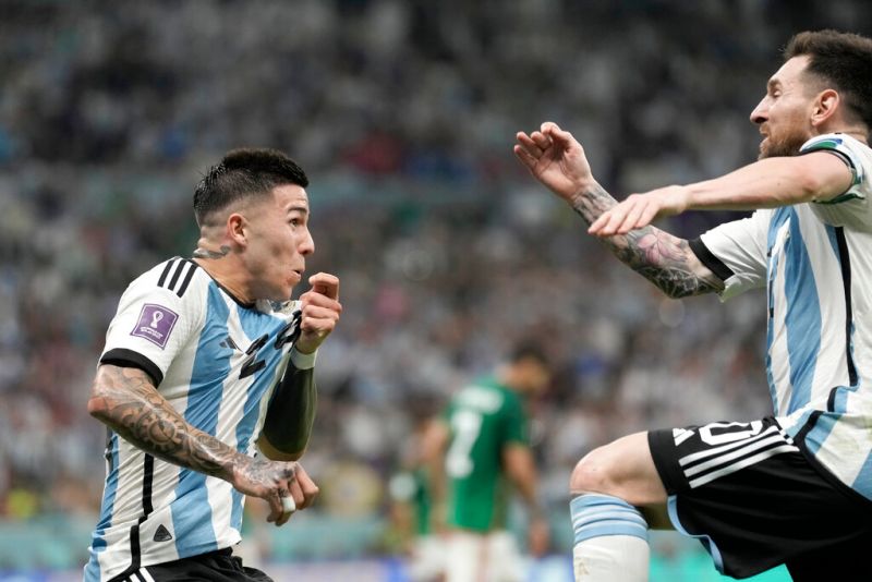 ▲Enzo Fernandez打進阿根廷對墨一戰第2球，Lionel Messi激動和其相擁。（圖／美聯社／達志影像）
