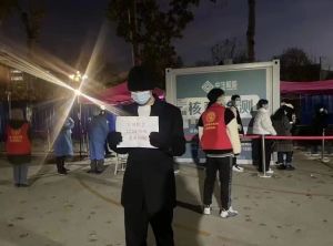 ▲新疆封控釀成火警慘劇引發各地抗爭,有民眾聚集在上海烏魯木齊中路上,高喊著「共產黨下台,習近平下台」,也有各地學生高舉標語要求自由。(圖/翻攝自推特@xinwendiaocha) ▲新疆封控釀成火警慘劇引發各地抗爭,有民眾聚集在上海烏魯木齊中路上,高喊著「共產黨下台,習近平下台」,也有各地學生高舉標語要求自由。(圖/翻攝自推特@xinwendiaocha)