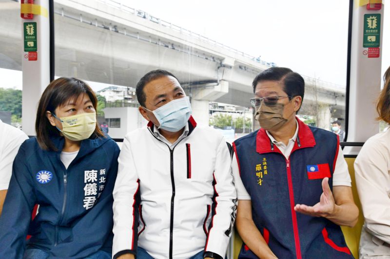 ▲侯友宜選後隔天恢復市長身分,前往已全線完工的安坑輕軌視察。(圖 /記者吳嘉億攝,2022.11.27)