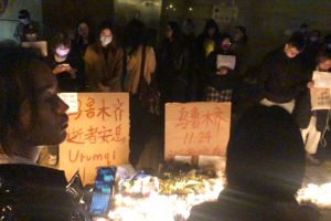 ▲新疆封控釀成火警慘劇引發各地抗爭,有民眾聚集在上海烏魯木齊中路上,高喊著「共產黨下台,習近平下台」(圖/美聯社/達志影像) ▲新疆封控釀成火警慘劇引發各地抗爭,有民眾聚集在上海烏魯木齊中路上,高喊著「共產黨下台,習近平下台」(圖/美聯社/達志影像)