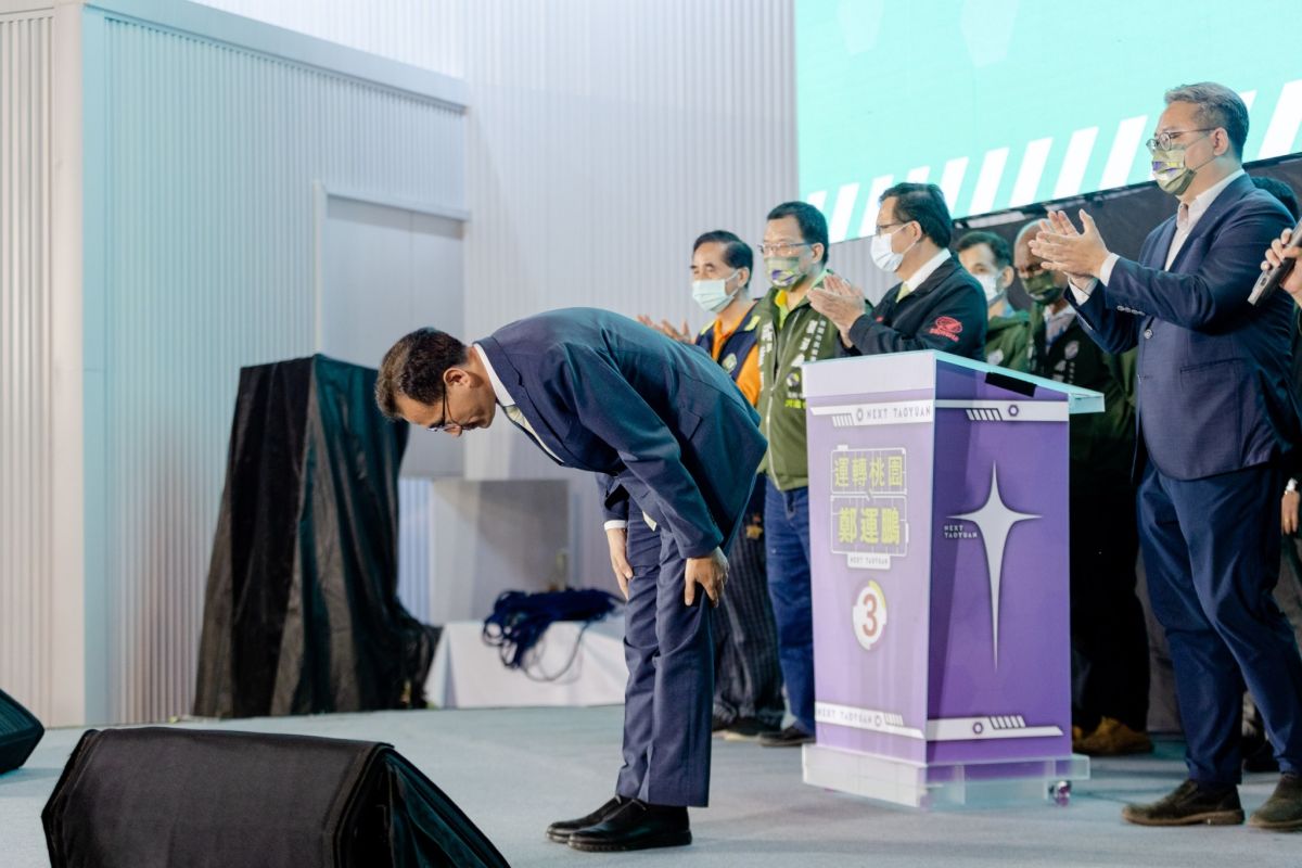▲民進黨桃園市長候選人鄭運鵬為敗選向支持者鞠躬致歉。（圖／鄭運鵬競總提供）