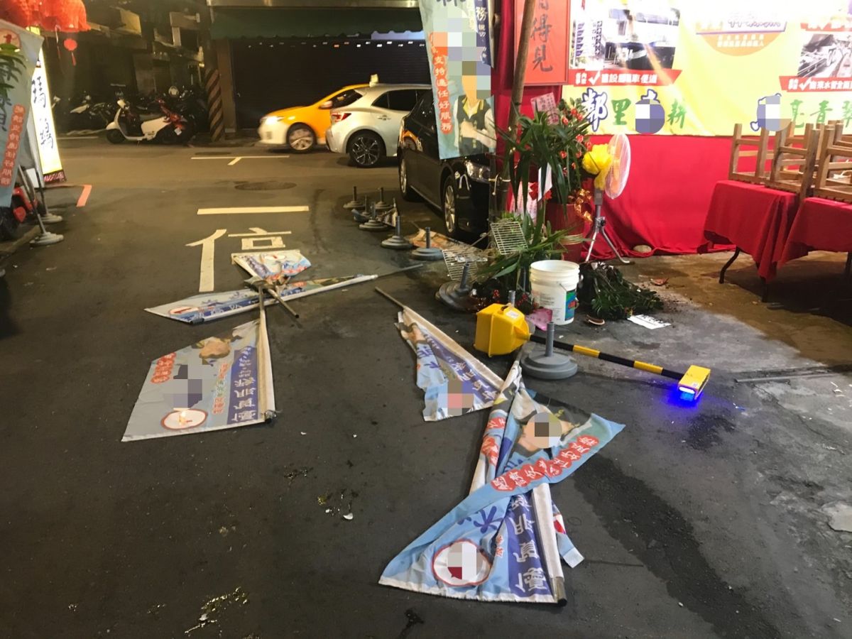 ▲新北市板橋區青翠里長林森照服務處遭人砸雞蛋、毀損旗幟。（圖／翻攝畫面）