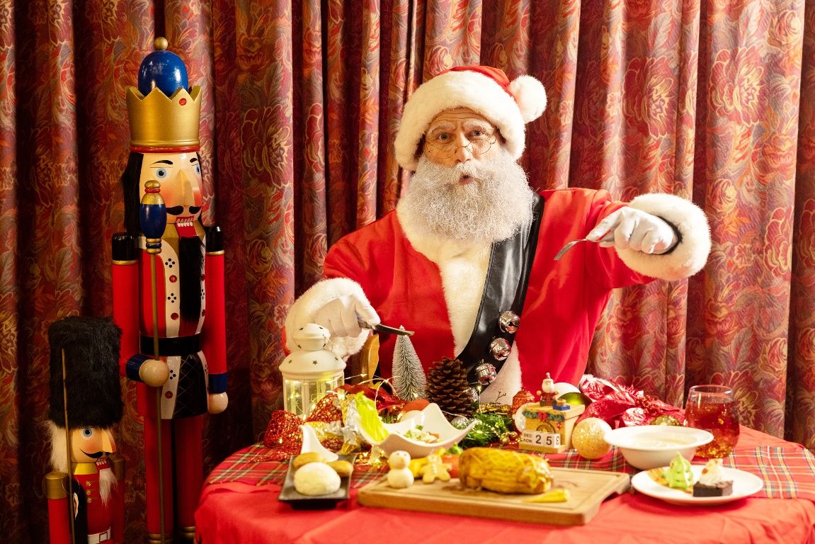 ▲爸媽別騙我，聖誕老人是真的！六福村主題樂園從北國請到聖誕老公公助陣，小朋友還可以跟他許願拿禮物，變裝成耶誕人物還可以4折入園。（圖／六福村提供）