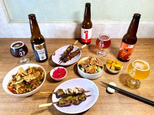 6家餐廳瘋世足!啤酒399元無限暢飲狂送菜 啖居酒屋串燒 ▲邊吃「串串23」獲蔡康永「500盤」推薦新潮串燒,配熱血世足賽。(圖/記者蕭涵云攝)
