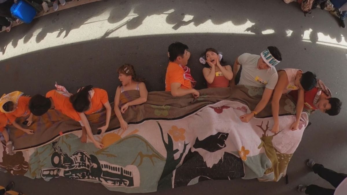 ▲胡瓜（中）揪女星宋羽荮（右四）蓋毛巾純聊天。（圖／民視提供）