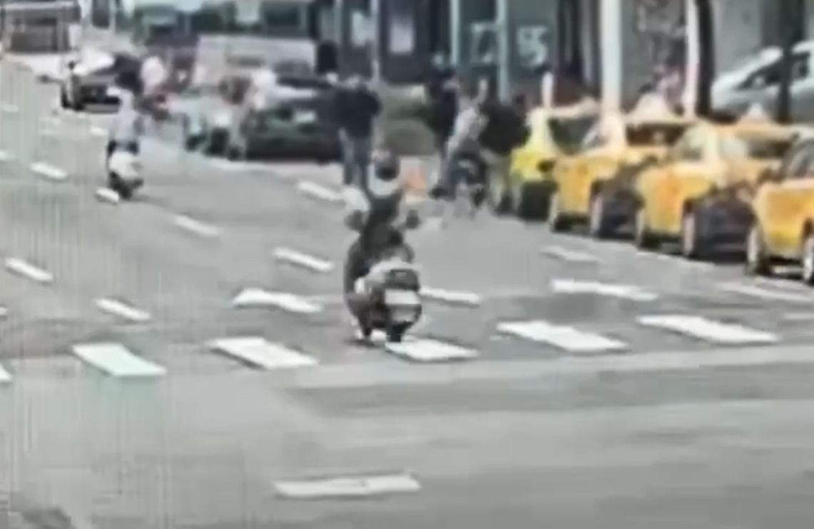 ▲２名警員早上準備離開KTV時，突然遭2醉漢痛毆。（圖／翻攝畫面）