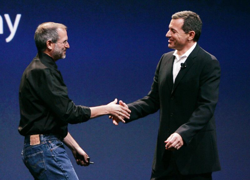 ▲迪士尼執行長艾格(Bob Iger)與賈伯斯握手言和象徵了皮克斯、蘋果、迪士尼三間公司的關係密不可分。(圖/美聯社)