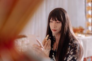 ▲王可元在《阿媽》詮釋跨性別者，戴假髮、化妝、剃鬍、除手毛。（圖／公視台語台提供）