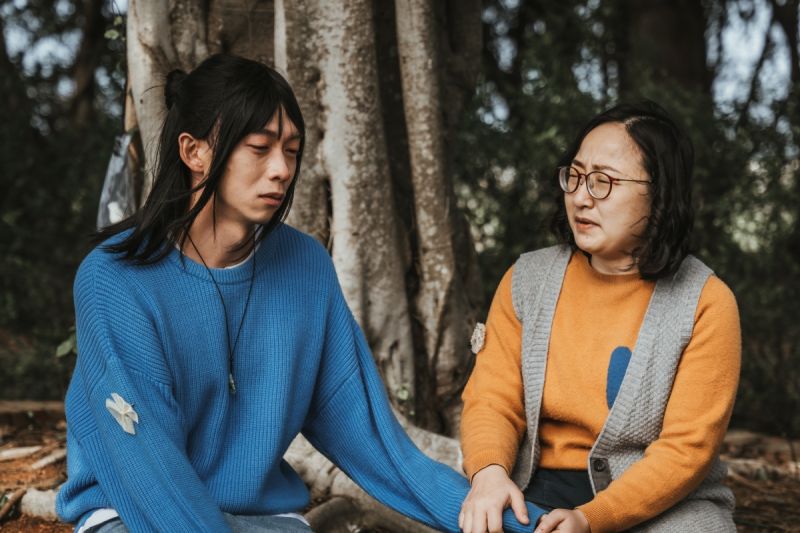 ▲王可元（左）演哭戲盡量掩飾難過的樣子，因為這個角色不會想讓人看到他的脆弱。（圖／公視台語台提供）