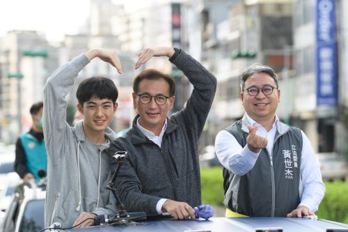 ▲民進黨桃園市長候選人鄭運鵬兒子陪同上街謝票。(圖／鄭運鵬競辦提供)