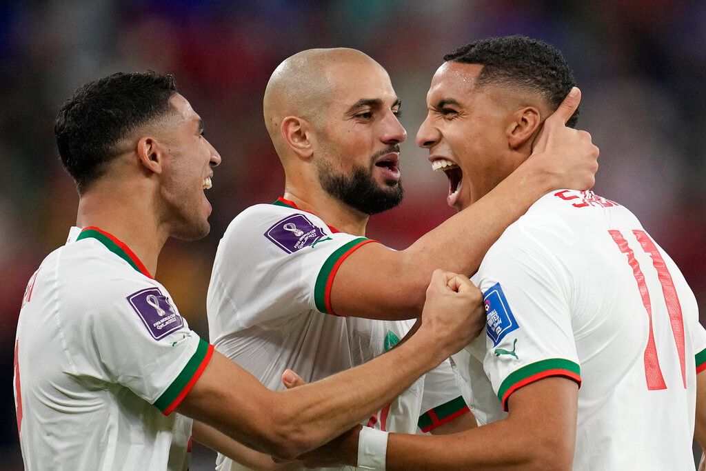 ▲Abdelhamid Sabiri靠自由球破門，摩洛哥眾將開心慶祝。（圖／美聯社／達志影像）