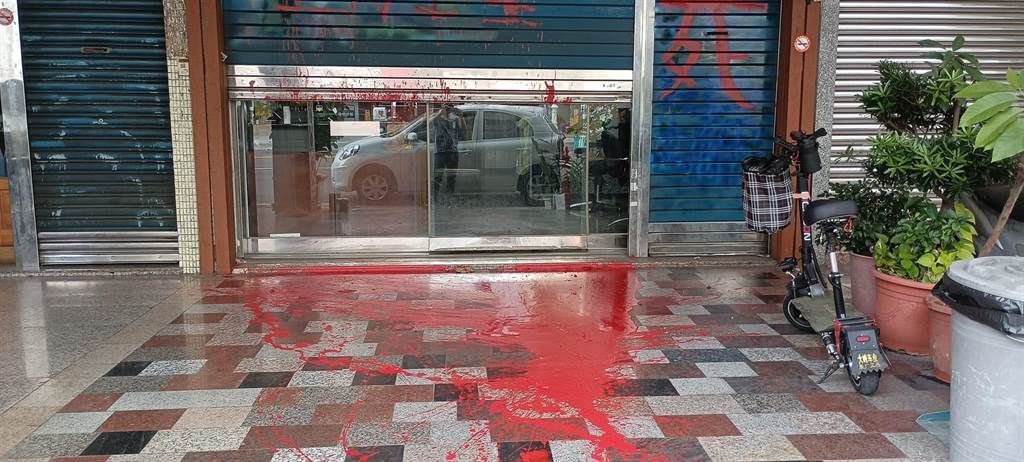▲高雄市一名男子追求美髮店員工不成，憤而到店裡潑紅漆。（圖／翻攝畫面）