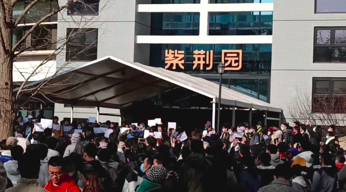 ▲中國清華大學的學生在紫荊園高舉白紙，進行抗爭。（圖／翻攝網路）