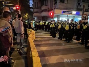 上海市民再聚烏魯木齊路　激憤槓警喊「放人」