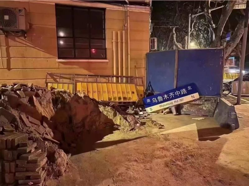 ▲為防群聚，上海市派人漏夜拆除烏魯木齊中路的路牌，北京大學則加開返鄉專車。（圖／翻攝網路）