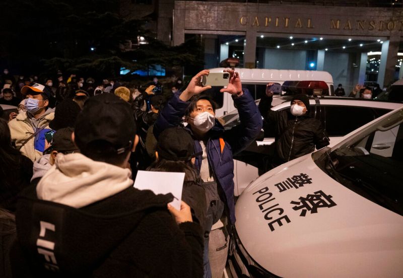 ▲中國「反封控」示威蔓延，警方在深夜展開清場逮人行動。（圖／美聯社／達志影像）
