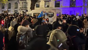 新疆惡火引爆中國示威！歐洲出現聲援潮、BBC記者傳被捕
