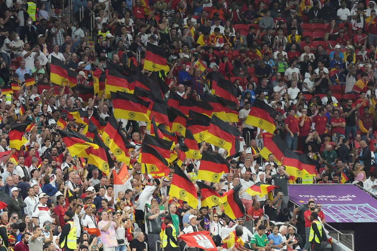 ▲有外媒報導稱，中國球迷在觀看世界盃足球賽轉播時，對於觀眾席上幾乎無人配戴口罩、遵守防疫措施的現象感到震驚，並質疑中國的清零政策到底有無必要。（圖／美聯社／達志影像）