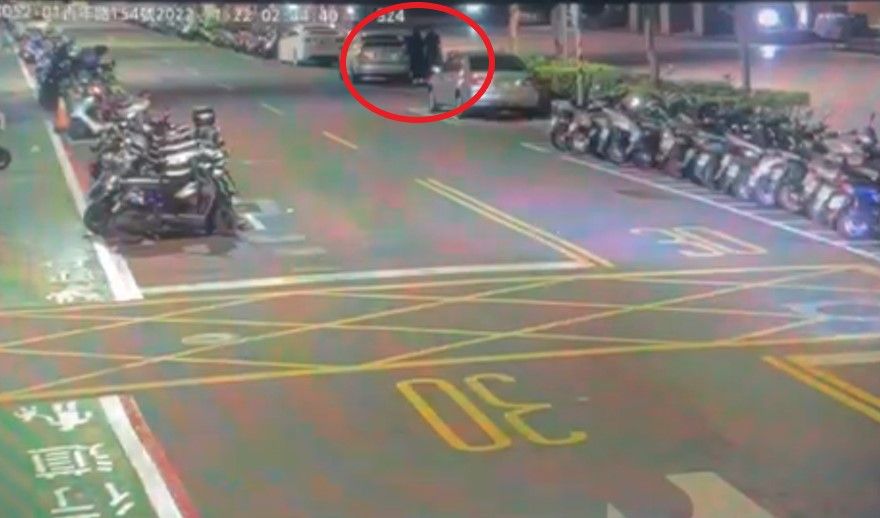 ▲陳、焦2嫌將胡男強押上車，並一路南下到新竹。（圖／翻攝畫面）