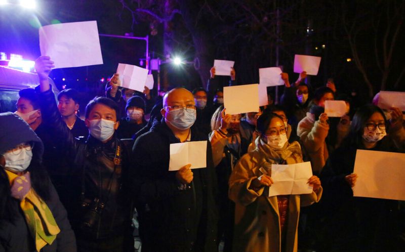 ▲中國各地爆發反封控抗爭,民眾高舉白紙抗議。(圖/美聯社/達志影像)