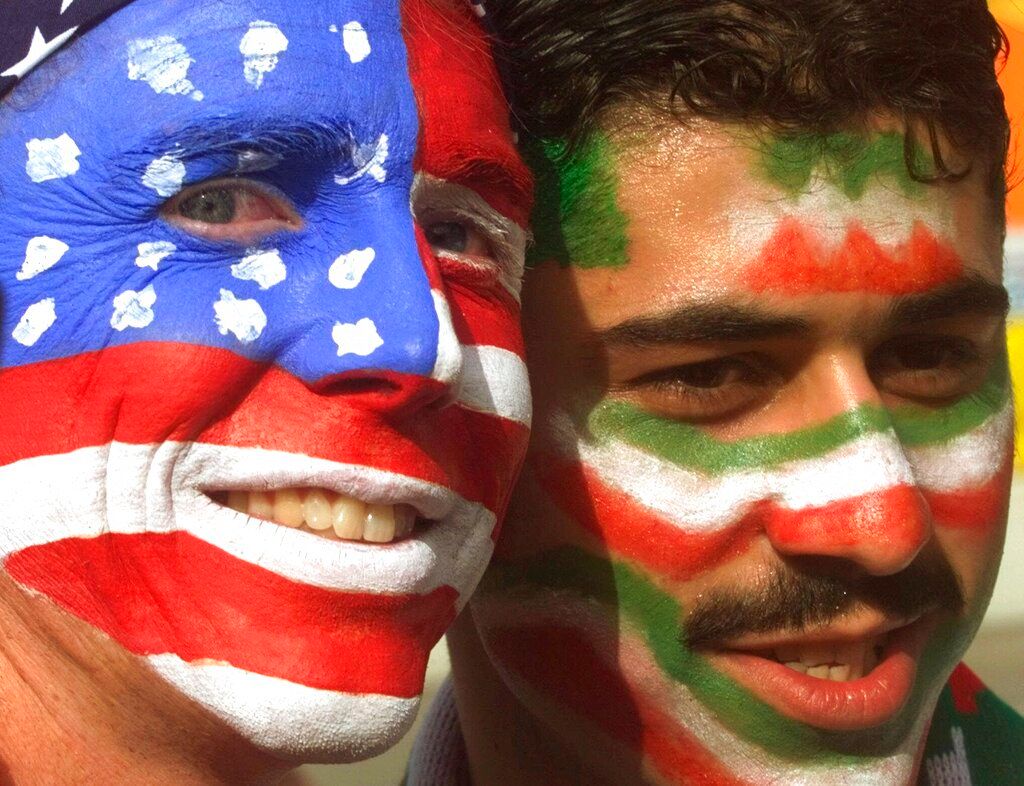 ▲世足「美伊大戰」未演先轟動，雙方球迷各自彩繪臉部表達對國家隊的支持。（圖／美聯社／達志影像）