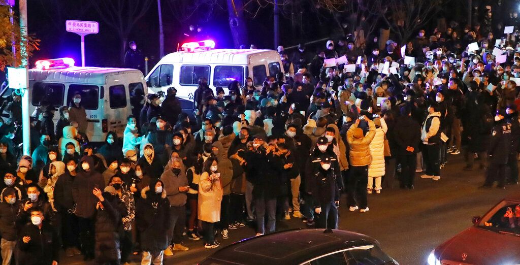 ▲中國爆發「反封控」示威，是六四以來最大規模的群眾抗議行動。（圖／美聯社／達志影像）