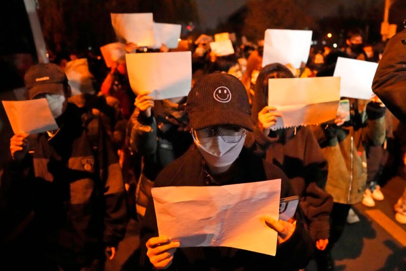 ▲中國各地近日爆發反對防疫封控、要求自由民主的「白紙運動」。(圖/美聯社/達志影像)