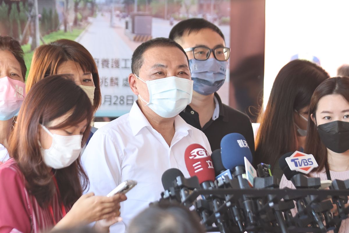 ▲侯友宜到汐止視察康寧街拓寬工程，受訪表示敬佩郭台銘也感謝總教練朱立倫。（圖 ／記者吳嘉億攝，2022.11.28）