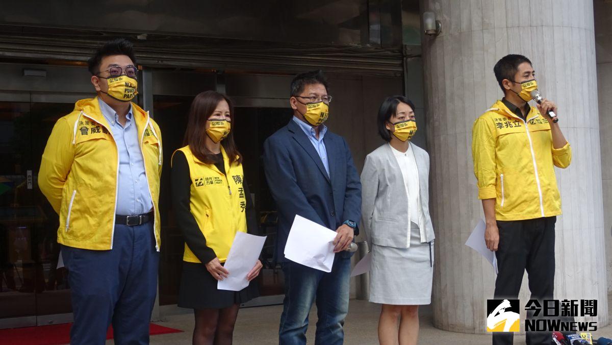 ▲九合一選舉，時力市議員席次大幅縮水，立委王婉諭（右二）、邱顯智（中）堅辭時力決策委員。（圖／記者呂炯昌攝，2022.11.28）