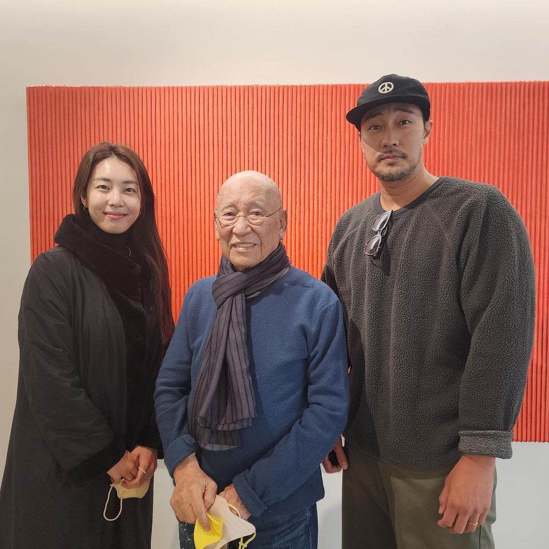 ▲蘇志燮（右一）與前記者、主播老婆趙銀政（左一）結婚3年，夫婦倆天天約會。（圖／翻攝自朴栖甫IG）