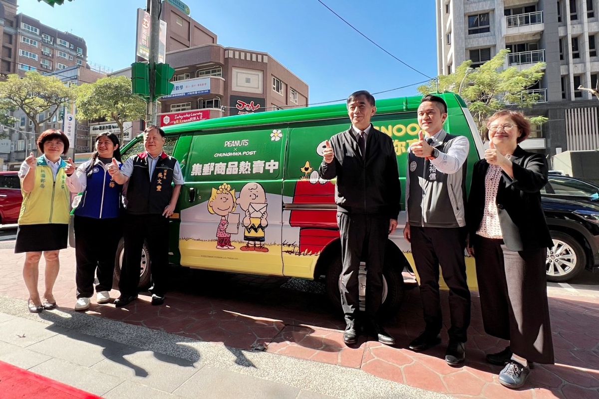 ▲桃園郵局表示，中華郵政首次與國際知名卡通明星snoopy 合作，snoopy 彩繪郵車目前全臺只有3輛，其中1輛就來到桃園大業郵局。（圖／桃園郵局提供）