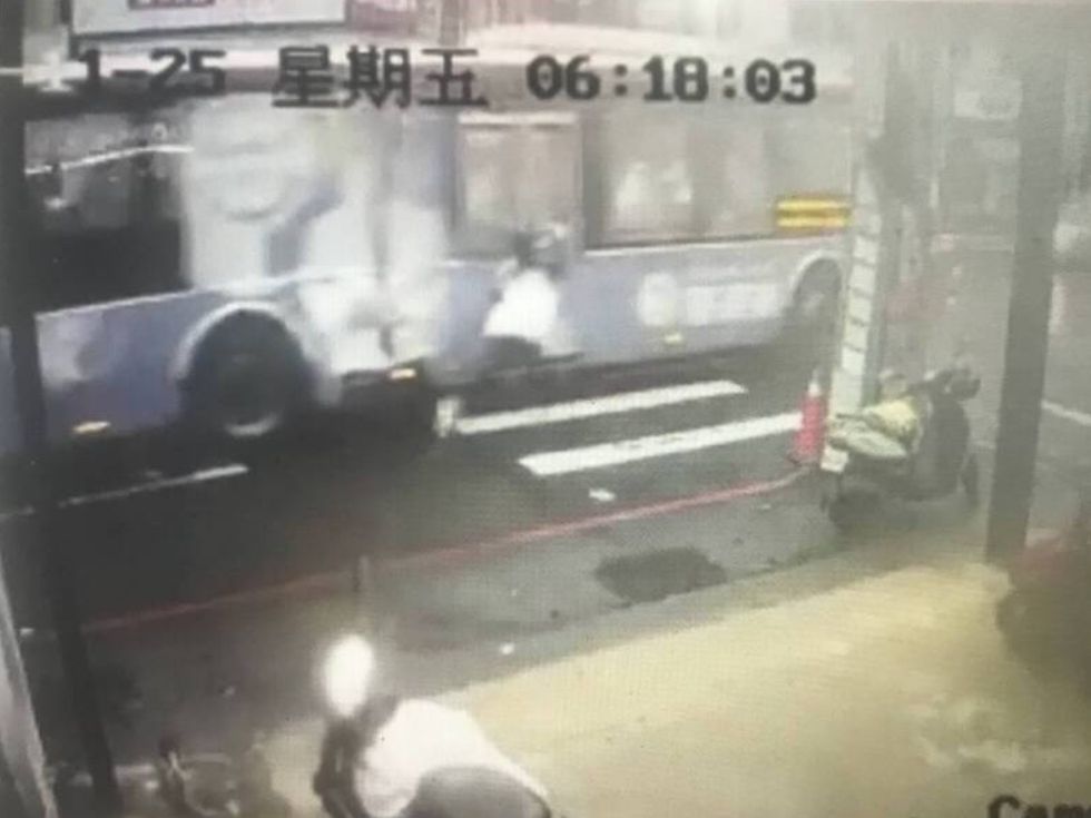 ▲本（11）月25日上午6點多，桃園中壢區一名李姓女學生要去上學，在中壢區中山東路三段的公車站牌前搭乘桃園客運公車，沒想到人還沒上車，公車車門就突然關閉，把李女的包包和雨傘夾住，隨後遭公車拖行10公尺後跌倒受傷。（圖／翻攝爆廢公社）