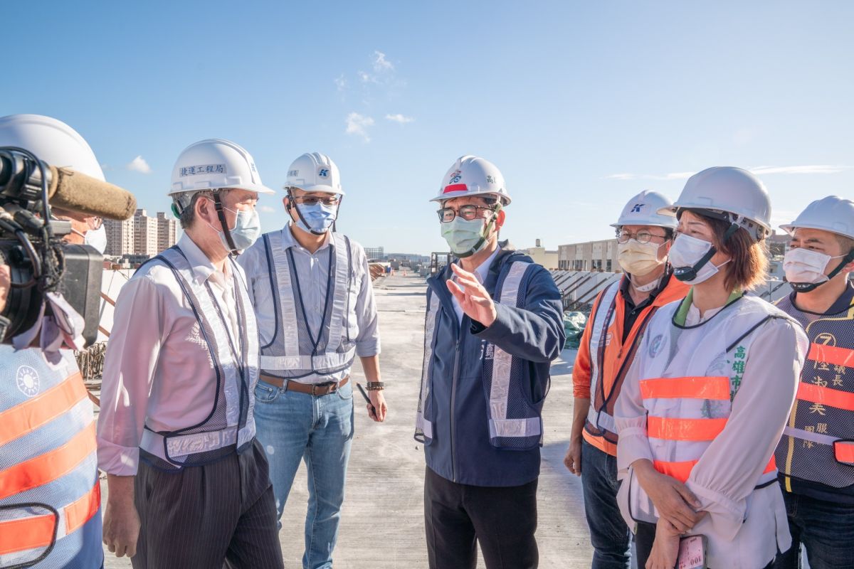 ▲高雄市長陳其邁今(28)日前往岡山火車站前的捷運岡山路竹延伸線RK1站工區視察，並聽取工程進度簡報。（圖／高市府提供）