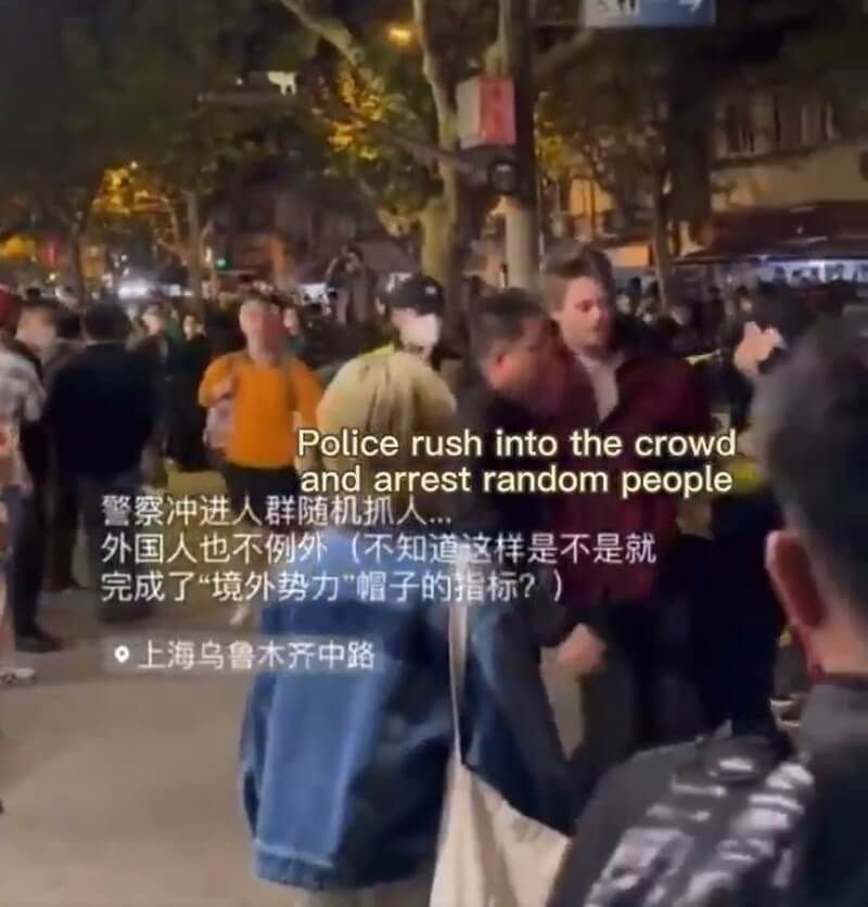 ▲BBC記者勞倫斯27日在上海採訪反封控示威時，遭到中國警察逮捕與毆打，數小時後才被釋放。（圖取自twitter.com/TGTM_Official）